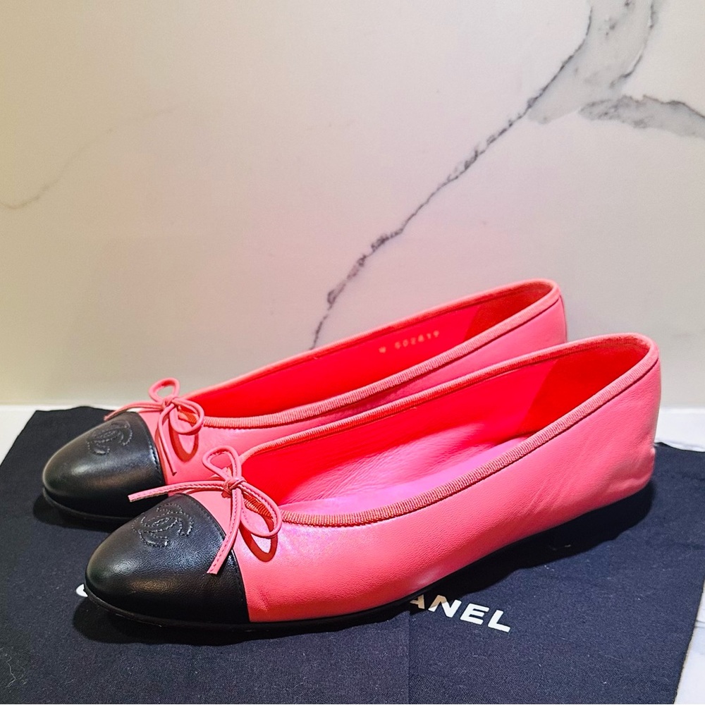 CHANEL CORAL PINK LAMBSKIN WITH BLACK CAP TOE & CLASSIC CC LOGO BALLERINA FLATS